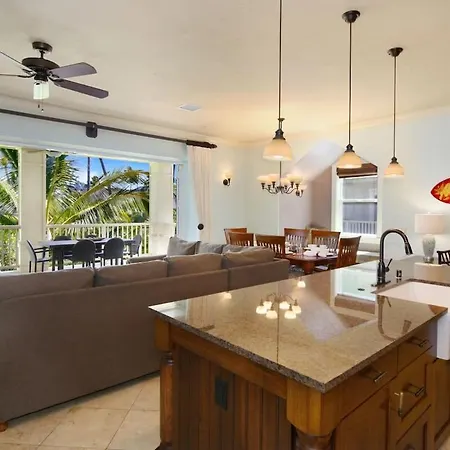 D211 Second Floor 3-Bedroom Poolside Lanai